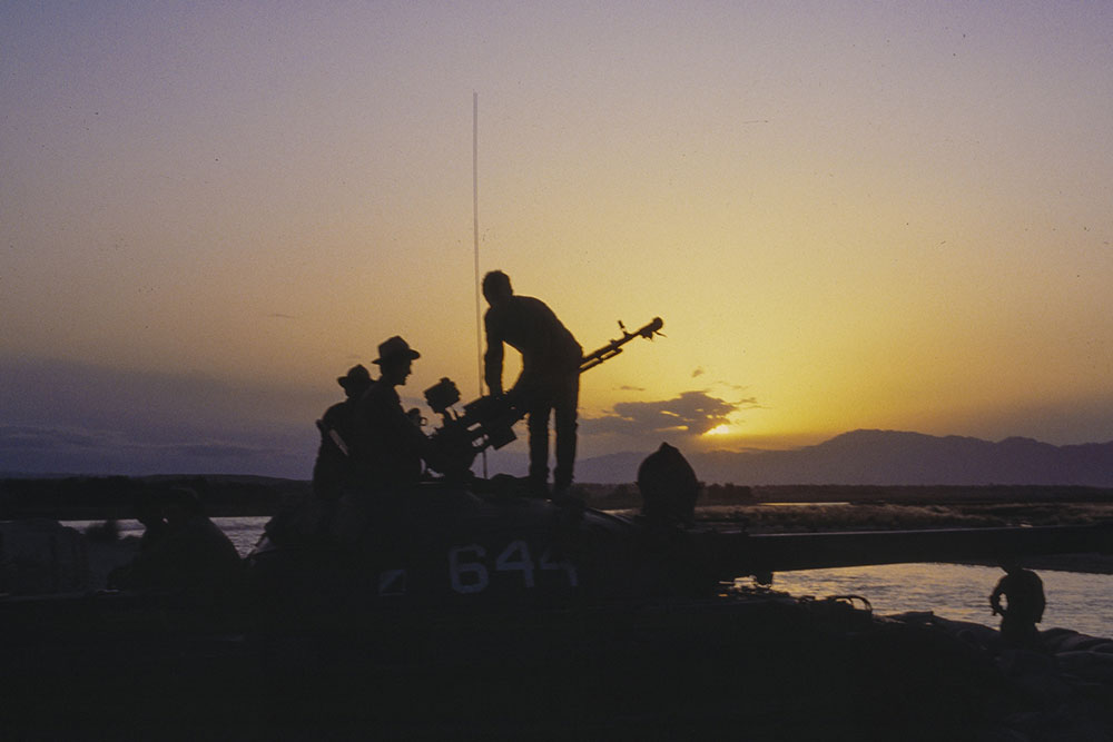 Солдаты Советской Армии на заставе во время заката. Афганистан, сентябрь 1984 года