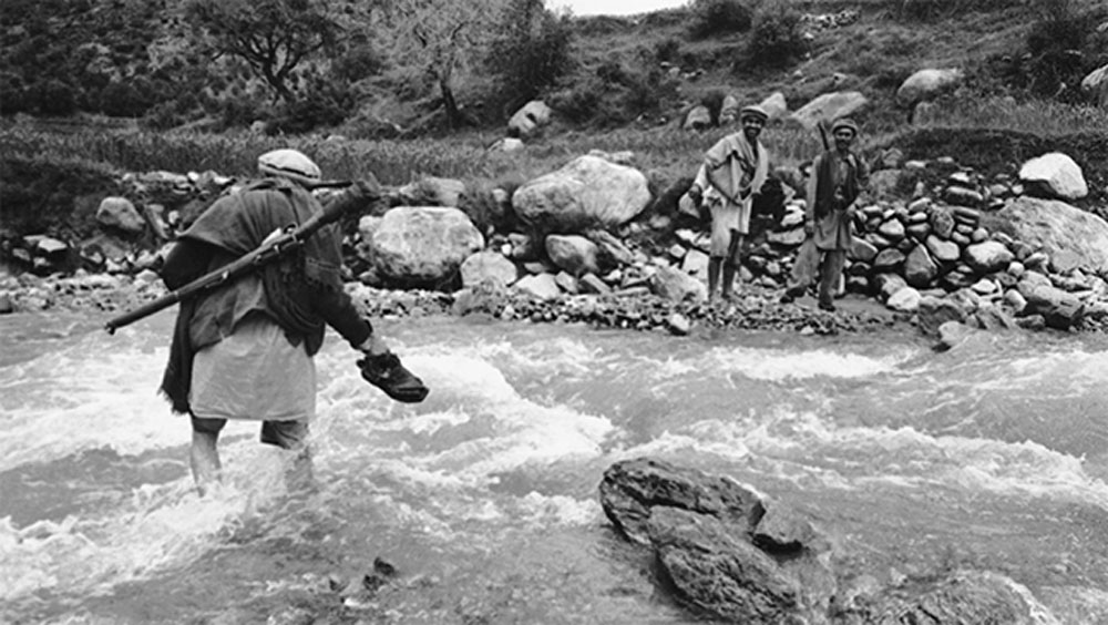 Моджахеды переходят вброд горный ручей в провинции Кунар неподалеку от границы с Пакистаном, 1980 год