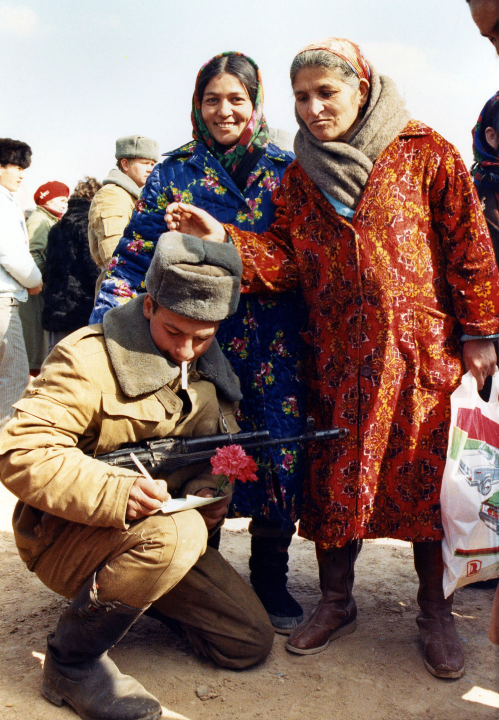 Вернувшийся из Афганистана советский десантник дает автограф местным женщинам в узбекском городе Термез, 1989 год.