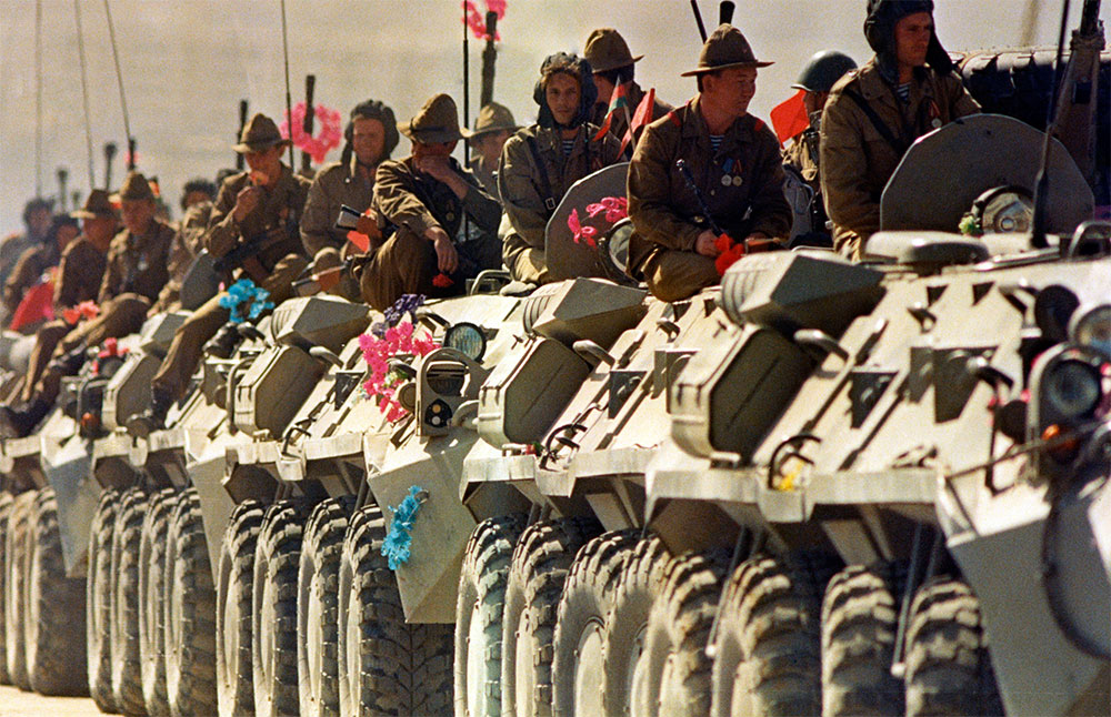 Советские солдаты на бронетехнике едут по шоссе в Кабуле в направлении границы СССР, 1988 год.