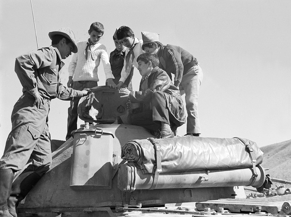 Мальчики рассматривают боевую технику 24-го гвардейского танкового полка ограничительного контингента Вооруженных сил СССР, прибывшего из Афганистана.