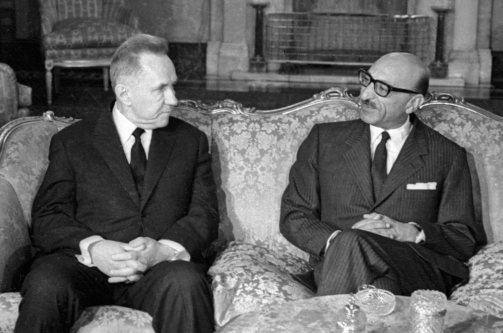 Председатель Совета Министров СССР Алексей Косыгин (слева) беседует с Королем Афганистана Мухаммедом Захир-шахом (справа) 