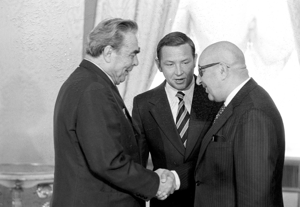 Генеральный Секретарь ЦК&nbsp;КПСС Леонид Ильич Брежнев (слева) и Премьер-министр Афганистана Мухаммед Дауд (справа) во время встречи в 1974 году.