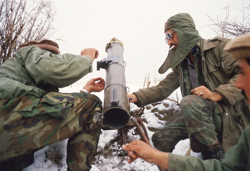 Повстанцы заряжают миномет на&nbsp;базе в&nbsp;афганских горах, 1988 год