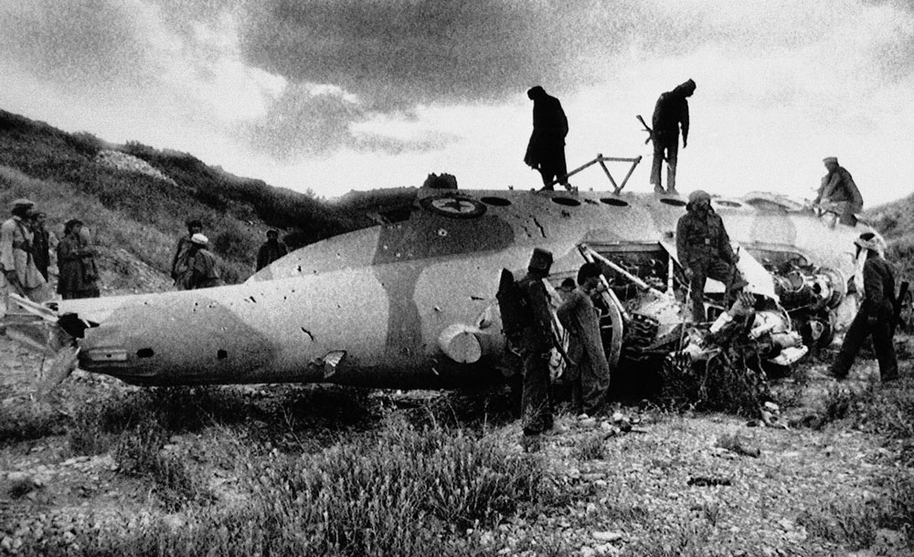 Боевики осматривают обломки советского вертолета Ми-17 (экспортный вариант Ми-8), который они якобы сбили в&nbsp;16&nbsp;километрах от&nbsp;пакистанской границы 14&nbsp;мая 1988 года