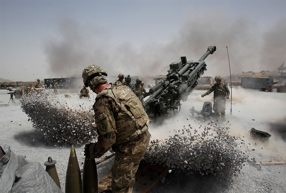Американский солдат стреляет из гаубицы по позициям боевиков в провинции Кунар, 2011 год