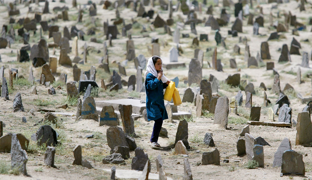 Афганская девочка на кладбище в Кабуле.