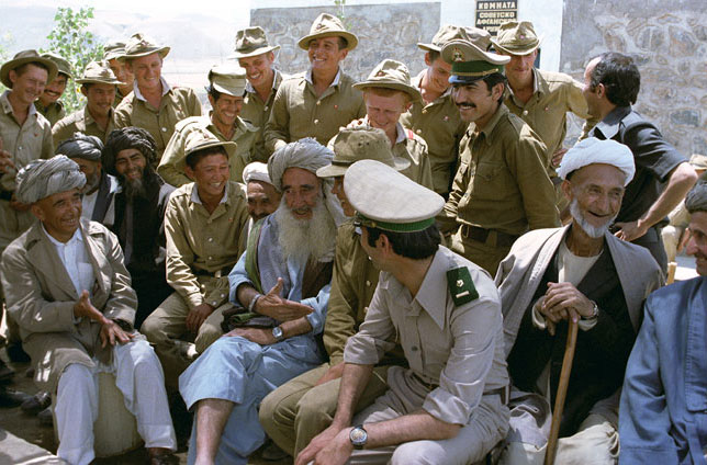 Советские солдаты и жители Афганистана, 1981 год