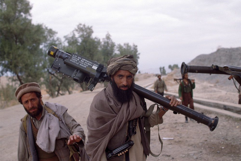 Афганский моджахед с американским переносным зенитным-ракетным комплексом «Стингер», 1989 год