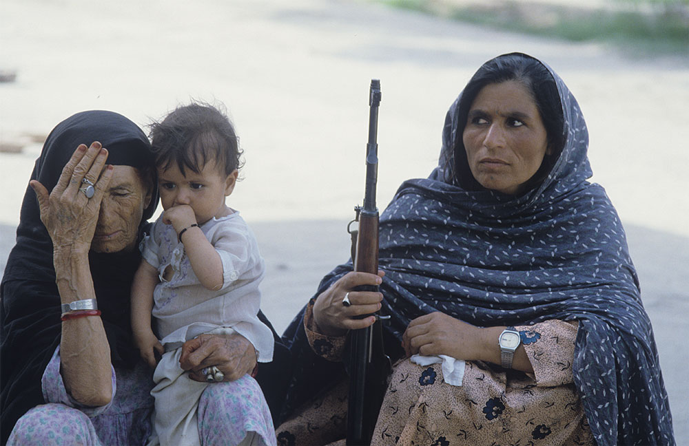 Афганская женщина с автоматом, 1988 год
