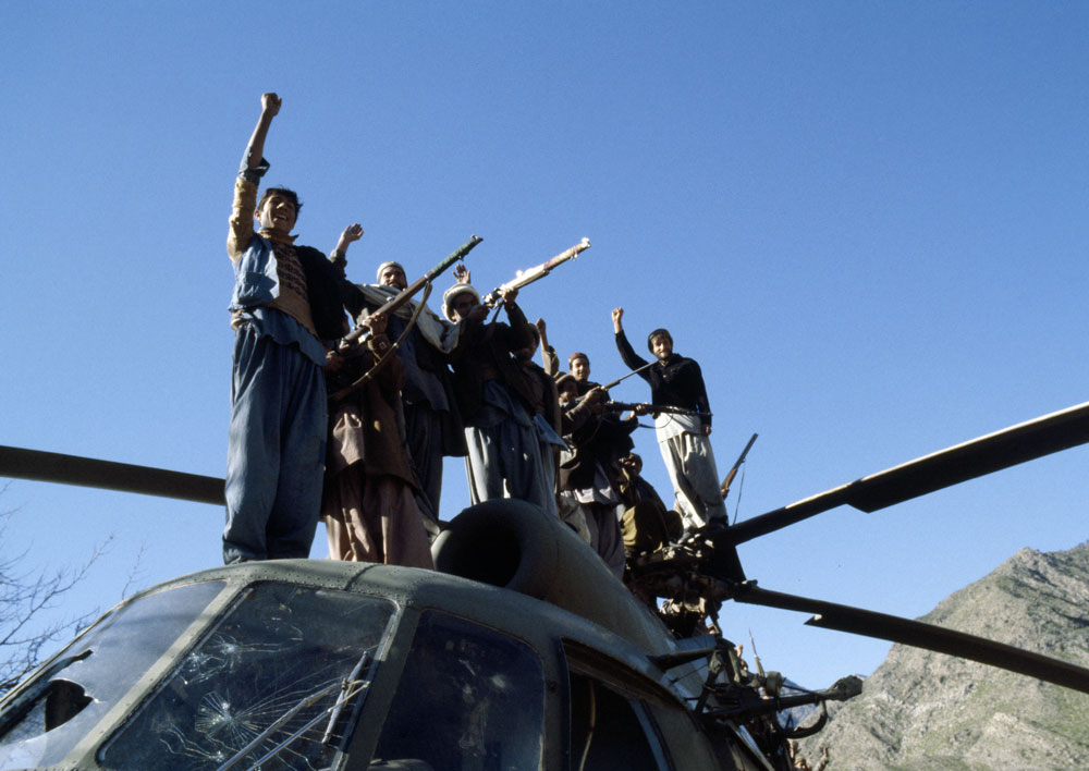 Моджахеды на уничтоженном советском вертолете в провинции Кунар