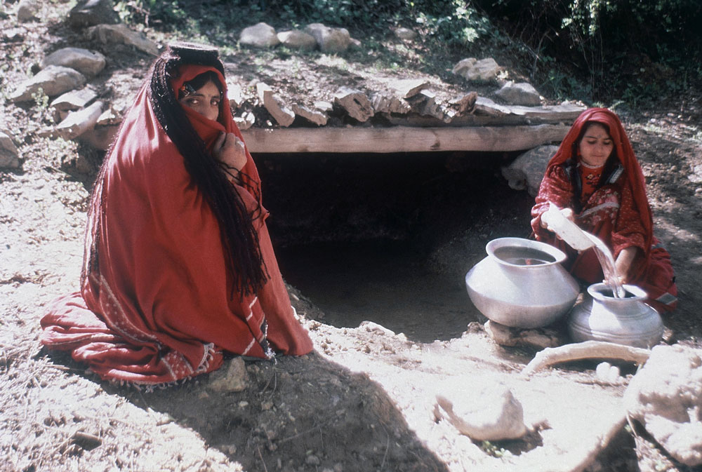 Афганские женщины наполняют горшки водой, 1980 год