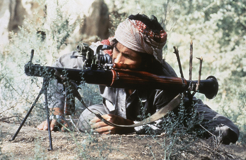 Моджахед целится из гранатомета в сторону советского военного аэродрома в Ганзи, 1987 год