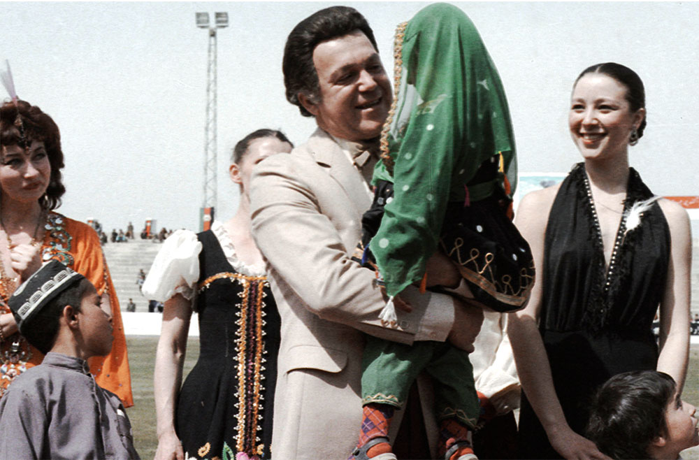 Народный артист РСФСР, певец Иосиф Кобзон выступает на стадионе в Кабуле